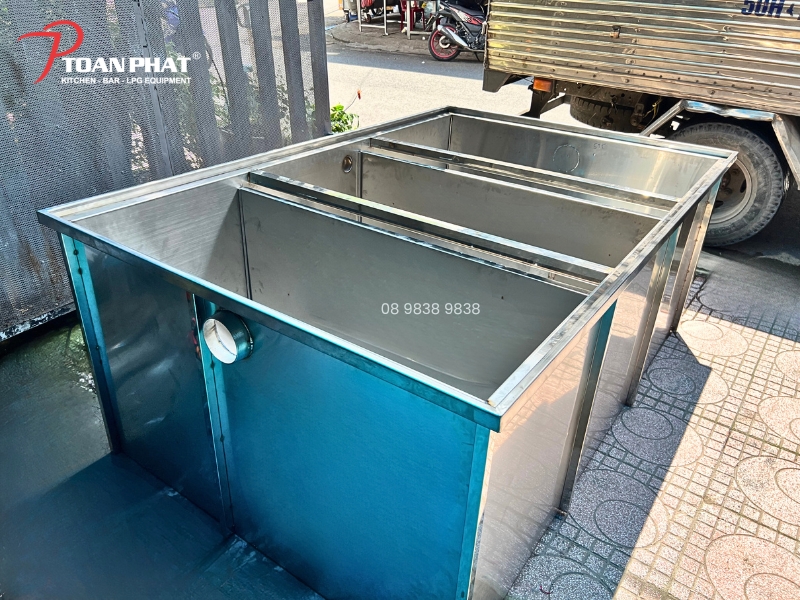 THI CÔNG BỂ TÁCH MỠ INOX CÔNG NGHIỆP TRỌN GÓI 1 Bể tách mỡ - thiết bị gần như bắt buộc trong các khu bếp chuyên nghiệp