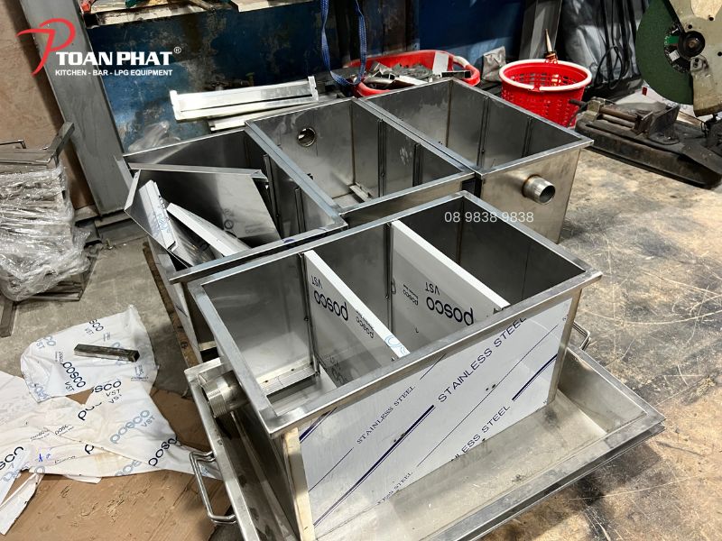Hình ảnh thực tế sản xuất bể tách mỡ inox tại xưởng cơ khí inox Toàn Phát