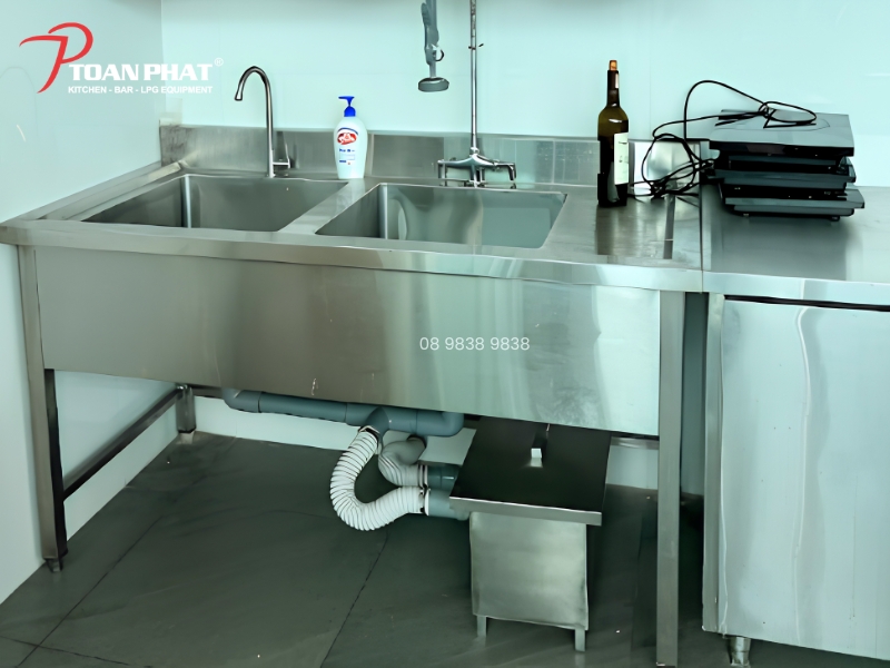THI CÔNG BỂ TÁCH MỠ INOX CÔNG NGHIỆP TRỌN GÓI 19 Bể tách mỡ inox âm sàn Toàn Phát thi công cho trường đại học UEF