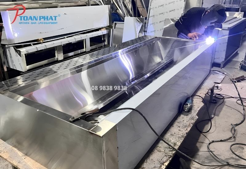 Chụp hút khói được sản xuất trực tiếp tại xưởng Toàn Phát, chất liệu inox 304 cao cấp