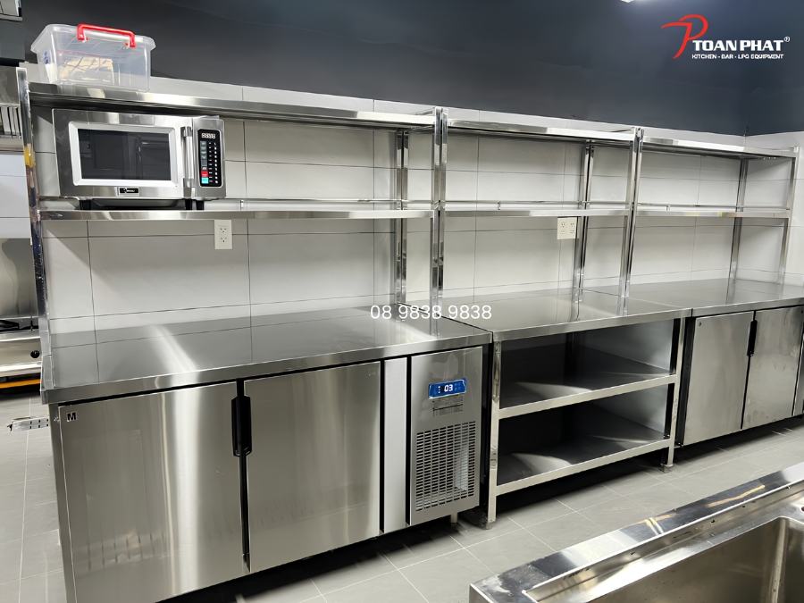 Kệ inox để bàn Toàn Phát lắp đặt cho bếp TTTM BCONS