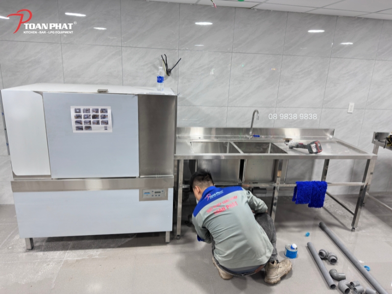 Khu rửa chuyên nghiệp với máy rửa chén công nghiệp Winterhalter C50 