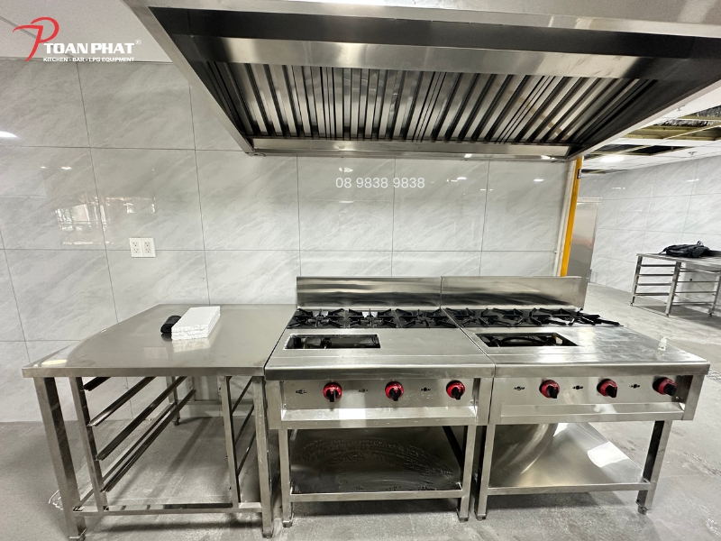 Khu chế biến nóng được Toàn Phát bố trí bếp Âu 3 họng sản xuất theo yêu cầu riêng