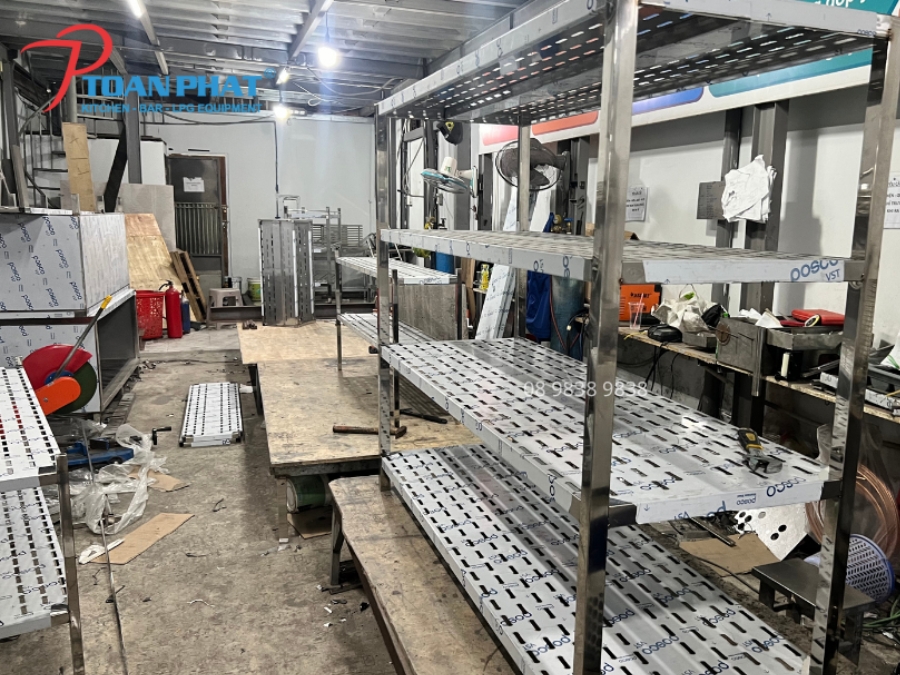 Kệ inox được sản xuất trực tiếp tại xưởng, đảm bảo kiểm soát chất lượng