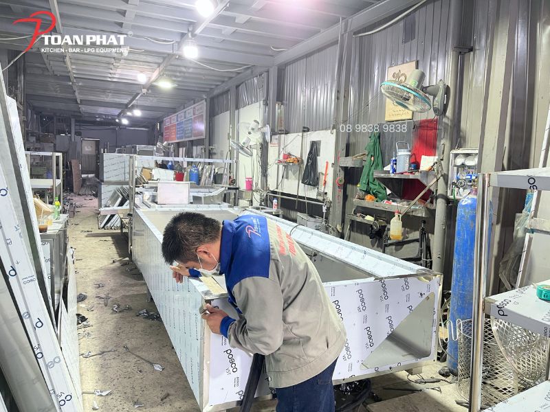 Thi công hệ thống hút khói cho bếp 2.000 suất ăn cần lưu ý những gì? 8 Quy trình Toàn Phát thi công hệ thống hút khói bếp công nghiệp