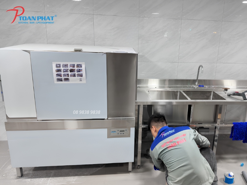 Máy rửa chén băng tải cho tiệc cưới, hội nghị, căn tin 2000 suất ăn 10 Hệ thống bàn, chậu, kệ và xe đẩy inox có thể được Toàn Phát thiết kế và gia công trực tiếp tại xưởng