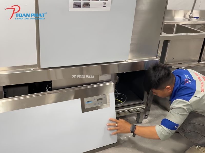 Máy rửa chén băng tải cho tiệc cưới, hội nghị, căn tin 2000 suất ăn 9 Toàn Phát cung cấp và lắp đặt máy rửa chén băng tải cho bếp công nghiệp
