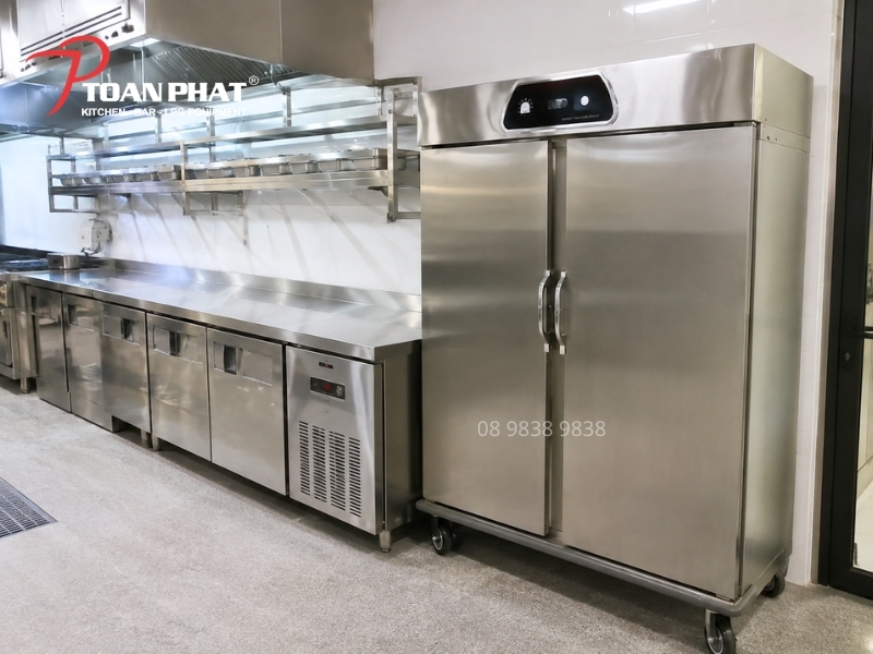 TỦ GIỮ NÓNG THỨC ĂN 22 KHAY 1100L 3 Tủ giữ nóng thức ăn 22 khay 1100L trong khu bếp nhà hàng