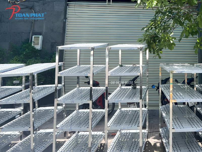 Kệ inox sản xuất số lượng lớn tại Toàn Phát