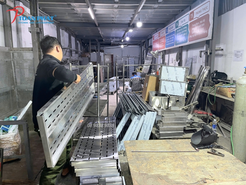 TOÀN PHÁT - THI CÔNG BẾP CĂN TIN NHÀ MÁY 9 Sản xuất thiết bị tại xưởng