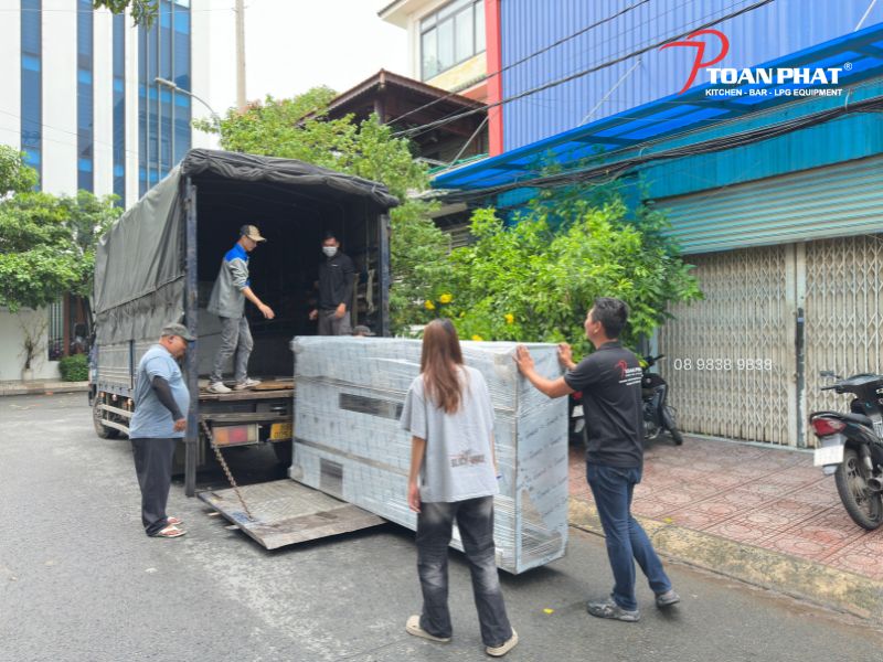 Thi công hệ thống hút khói cho bếp 2.000 suất ăn cần lưu ý những gì? 11 giao hang hut khoi toan phat