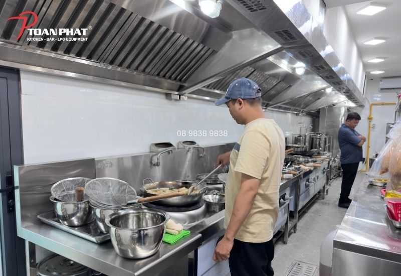 Vì sao bếp nhà hàng Trung Hoa phải sử dụng hệ thống hút khói công suất lớn? 1 Bếp nhà hàng Trung Hoa nấu ăn với ngọn lửa cực lớn