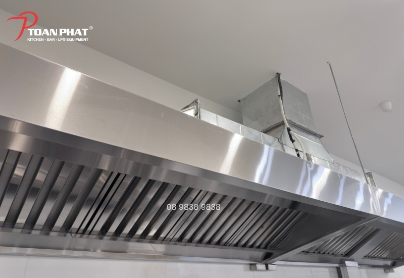 Vì sao bếp nhà hàng Trung Hoa phải sử dụng hệ thống hút khói công suất lớn? 2 Chụp hút khói inox khổ lớn cho bếp công nghiệp