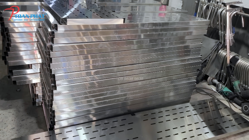 Gia công inox số lượng lớn theo yêu cầu - Xưởng inox Toàn Phát 10 Từ những tấm inox ban đầu qua quy trình sản xuất chuyên nghiệp thành những sản phẩm đồng bộ, chất lượng và mang tính thẩm mỹ cao