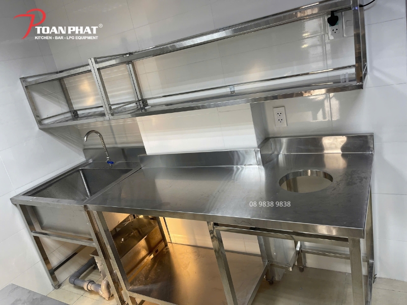 Phần lớn thiết bị inox tại khu sơ chế được Toàn Phát gia công từ Inox 304
