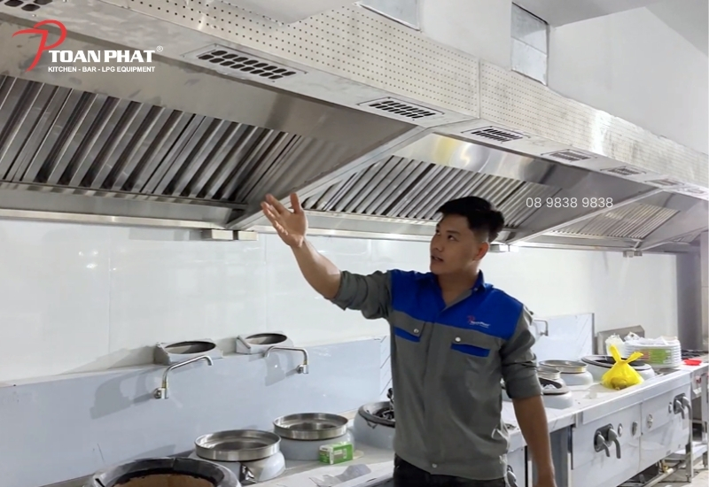 Vì sao bếp nhà hàng Trung Hoa phải sử dụng hệ thống hút khói công suất lớn? 6 Lắp đặt chụp hút inox cho bếp Trung Hoa