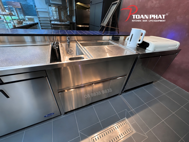 TOÀN PHÁT THIẾT KẾ & THI CÔNG BẾP NHÀ HÀNG ESTA SAIGON 10 Quầy pha chế inox toàn phát sản xuất và lắp đtự