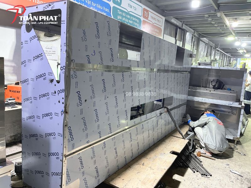 Thi công hệ thống hút khói cho bếp 2.000 suất ăn cần lưu ý những gì? 9 Gia công chụp hút và đường ống tại xưởng