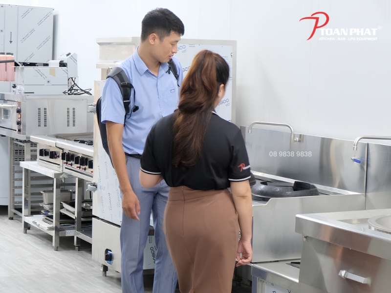 Showroom thiết bị bếp công nghiệp Toàn Phát 2 Trực tiếp kiểm tra chất lượng sản phẩm tại showroom Toàn Phát