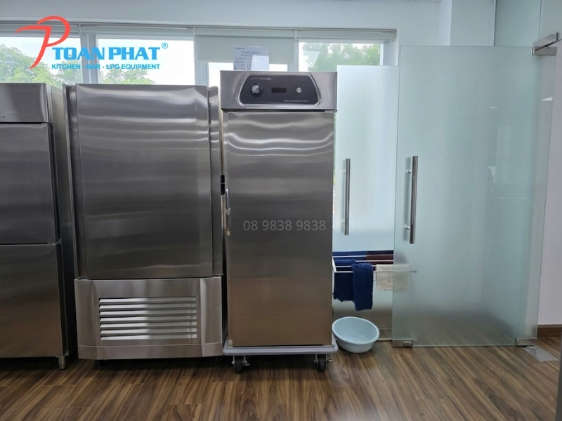 TỦ GIỮ NÓNG THỨC ĂN 11 KHAY 510L 2 Tủ giữ nóng thức ăn 11 khay 510L sử dụng trong bếp công nghiệp.