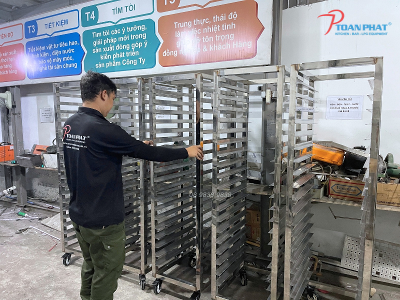 Gia công inox số lượng lớn theo yêu cầu - Xưởng inox Toàn Phát 15 Gia công xe đẩy khay số lượng lớn