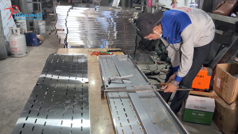 Gia công inox số lượng lớn theo yêu cầu - Xưởng inox Toàn Phát 13 Các vị trí mối hàn, cạnh và bề mặt tiếp tục được xử lý