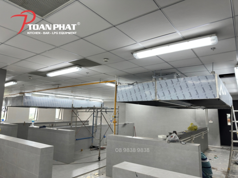 TOÀN PHÁT ĐỒNG HÀNH THI CÔNG BẾP ĂN CÔNG NGHIỆP TẬP ĐOÀN CÔNG NGHỆ FPT 3 Chụp hút khói công nghiệp được thi công trước giai đoạn lắp đặt thiết bị bếp