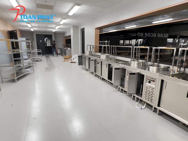 TOÀN PHÁT ĐỒNG HÀNH THI CÔNG BẾP ĂN CÔNG NGHIỆP TẬP ĐOÀN CÔNG NGHỆ FPT 10 Khu chia suất và phục vụ với line tủ giữ nóng thức ăn trong bếp công nghiệp FPT