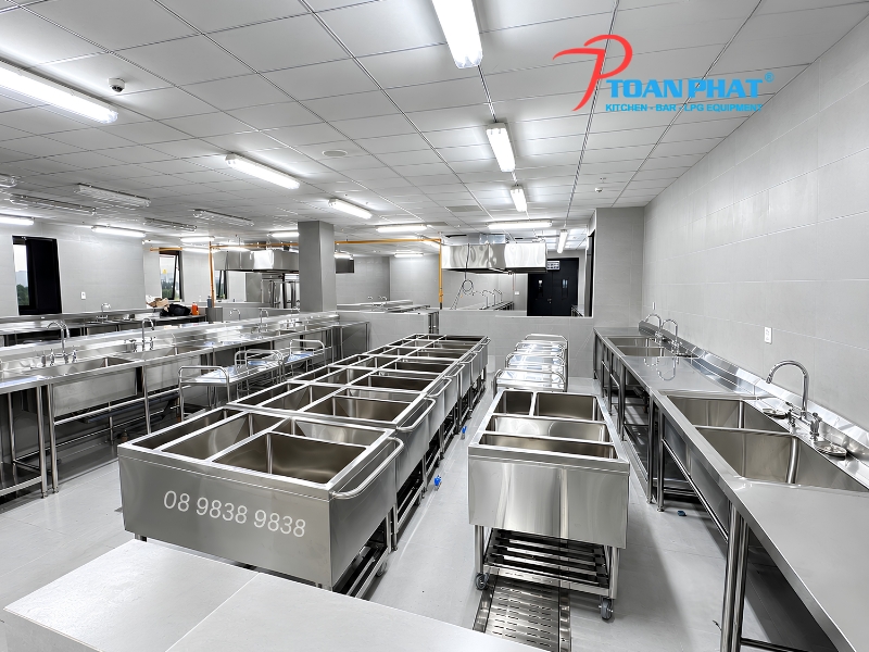 TOÀN PHÁT ĐỒNG HÀNH THI CÔNG BẾP ĂN CÔNG NGHIỆP TẬP ĐOÀN CÔNG NGHỆ FPT 4 Khu sơ chế rau củ với bàn inox và thiết bị sơ chế chuyên dụng