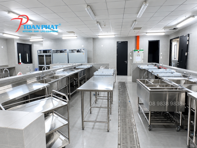 TOÀN PHÁT ĐỒNG HÀNH THI CÔNG BẾP ĂN CÔNG NGHIỆP TẬP ĐOÀN CÔNG NGHỆ FPT 5 Khu sơ chế thực phẩm tươi sống được bố trí khoa học với thiết bị inox và rãnh thoát sàn