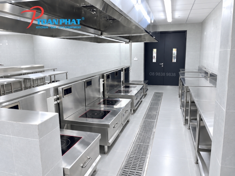 TOÀN PHÁT ĐỒNG HÀNH THI CÔNG BẾP ĂN CÔNG NGHIỆP TẬP ĐOÀN CÔNG NGHỆ FPT 6 Khu vực nấu sử dụng bếp điện từ đơn công nghiệp tại bếp ăn FPT