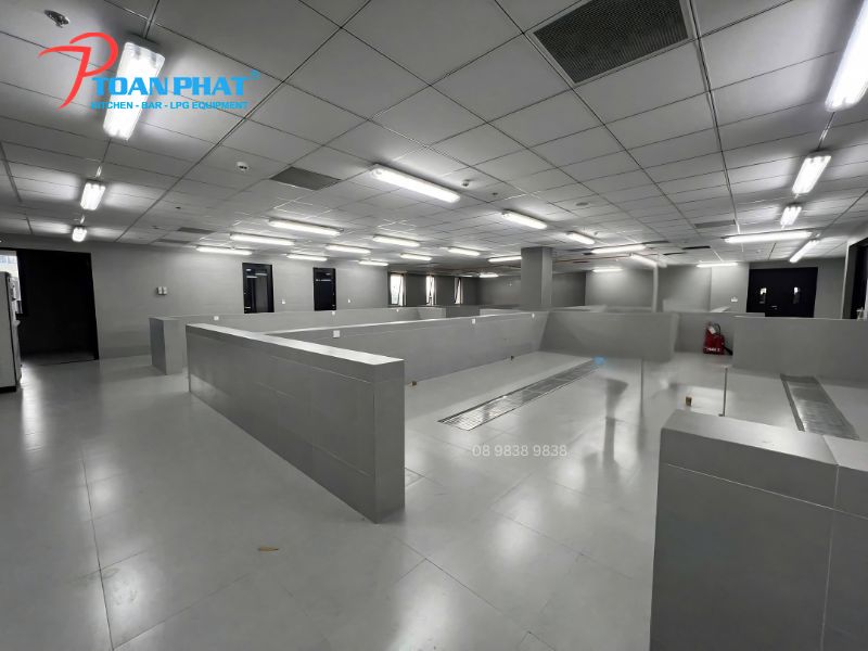 TOÀN PHÁT ĐỒNG HÀNH THI CÔNG BẾP ĂN CÔNG NGHIỆP TẬP ĐOÀN CÔNG NGHỆ FPT 1 Toàn cảnh khu bếp công nghiệp quy mô lớn tại Tập đoàn Công nghệ FPT trước khi lắp đặt thiết bị