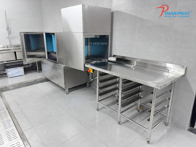 Thi công bếp ăn công nghiệp quy mô lớn 500 - 2000 suất/ngày 10 Khu rửa được trang bị máy rửa chén băng tải c50