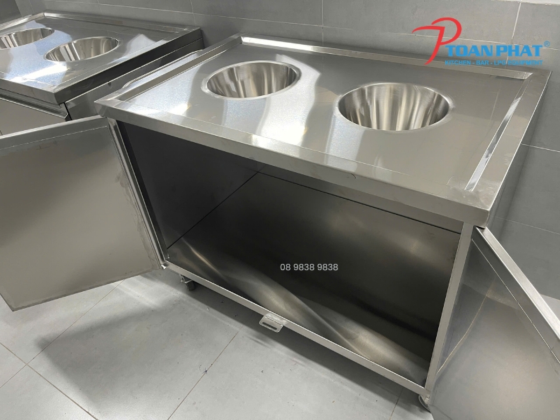 XE THU GOM THỨC ĂN THỪA INOX 304 - THIẾT KẾ THEO YÊU CẦU 17 Cấu tạo xe thu gom thức ăn thừa inox gồm mặt bàn, khoang chứa, cửa mở và bánh xe