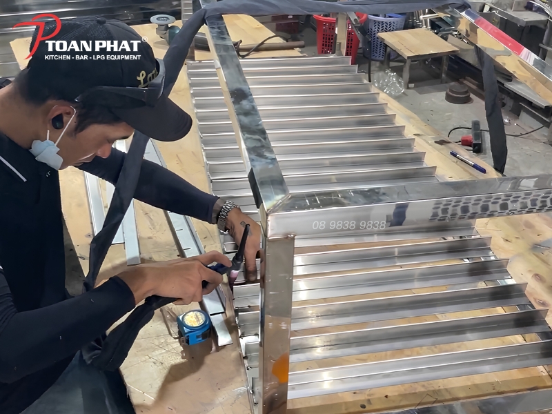 Các mẫu xe đẩy inox công nghiệp sản xuất theo yêu cầu | Toàn Phát 11 Gia công xe đẩy tại xưởng