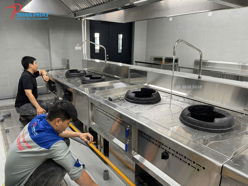 3 tuần thi công bếp công nghiệp - Từ hoàn thiện đến bàn giao 7 Lắp đặt theo từng khu vực chức năng