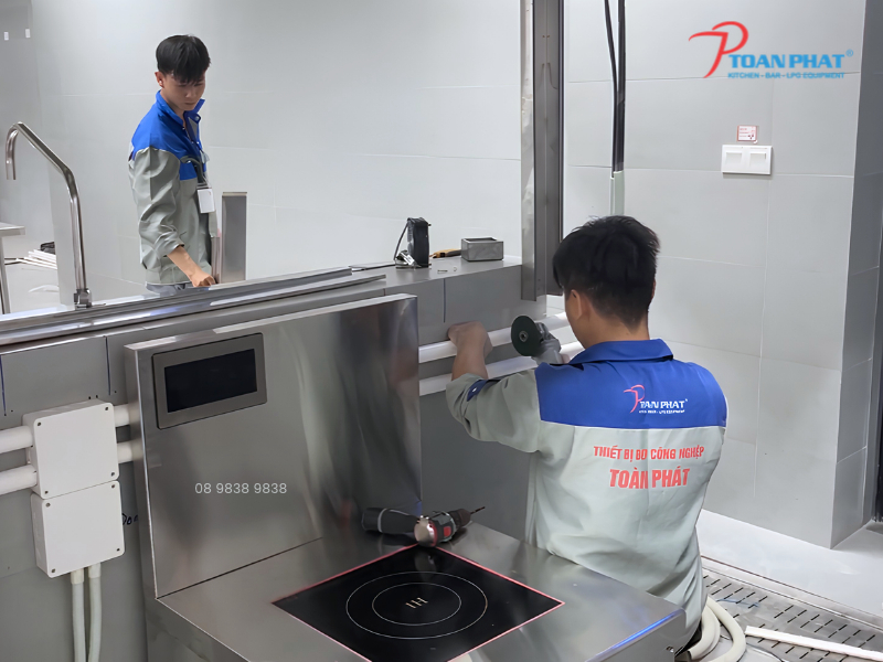 3 tuần thi công bếp công nghiệp - Từ hoàn thiện đến bàn giao 15 Đội ngũ kỹ thuật tiến hành lắp đặt thiết bị theo layout bếp.