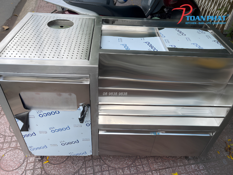 Mẫu quầy pha chế inox có mặt bàn đục lỗ thoát nước