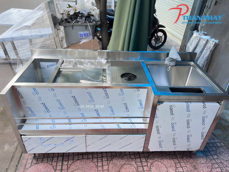 Mẫu quầy pha chế inox có khay topping và hộc chứa đá