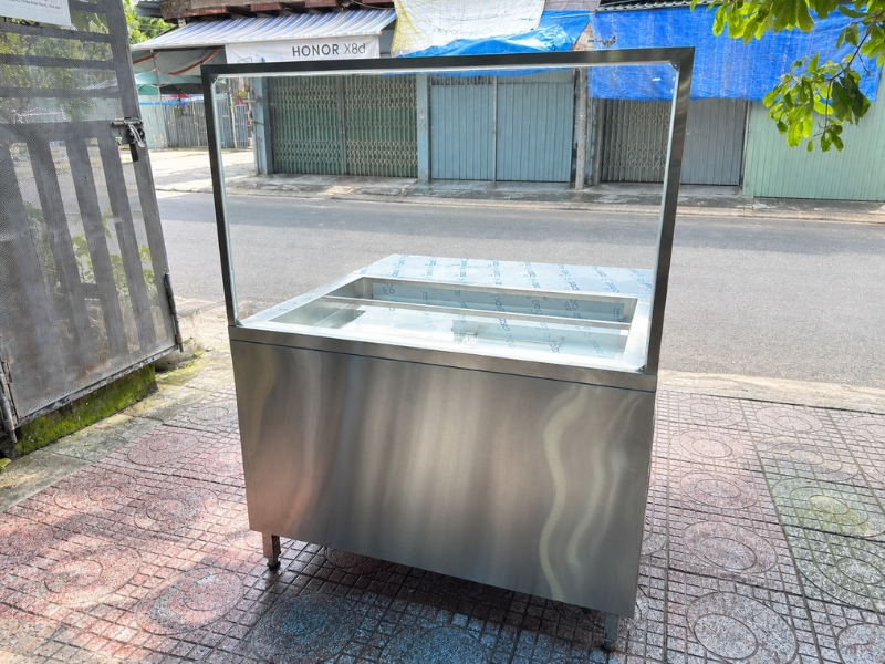 TỦ HÂM NÓNG THỨC ĂN 12 KHAY 11 Thân tủ hâm nóng thức ăn 12 khay làm từ Inox 304 Posco cao cấp, bền đẹp và dễ vệ sinh