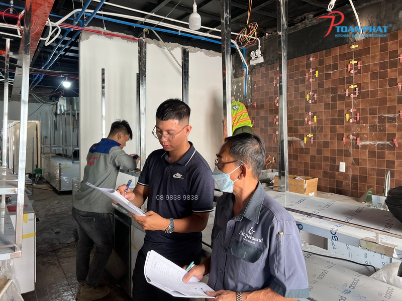3 tuần thi công bếp công nghiệp - Từ hoàn thiện đến bàn giao 2 Kiểm tra bản vẽ và kích thước thiết bị