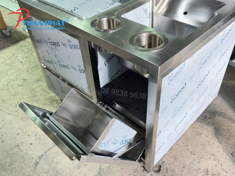QUẦY PHA CHẾ INOX MINI 7 Thùng rác cửa lật tích hợp trên quầy pha chế inox giúp thu gom bã trà và bã cà phê