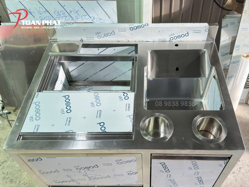 QUẦY PHA CHẾ INOX MINI 5 Khu vực khay topping trên quầy pha chế inox giúp lấy nguyên liệu thuận tiện