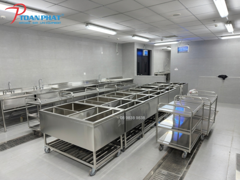 XE THU GOM BÁT ĐĨA BẨN INOX 304 - THIẾT KẾ THEO YÊU CẦU 17 Xe thu gom bát đĩa bẩn sử dụng trong khu vực bếp công nghiệp