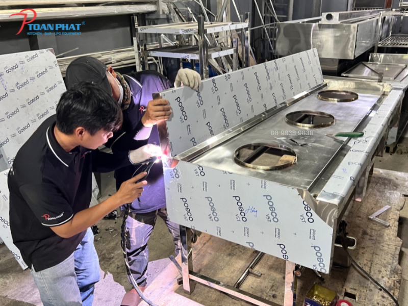3 tuần thi công bếp công nghiệp - Từ hoàn thiện đến bàn giao 11 Thiết bị được sản xuất trực tiếp tại xưởng, chủ động tiến độ