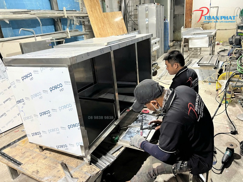 3 tuần thi công bếp công nghiệp - Từ hoàn thiện đến bàn giao 3 Gia công thiết bị inox trực tiếp tại xưởng